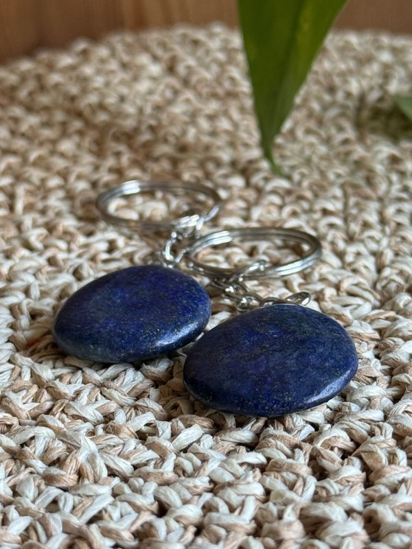 Nøkkelring i flatslipet oval lapis lazuli