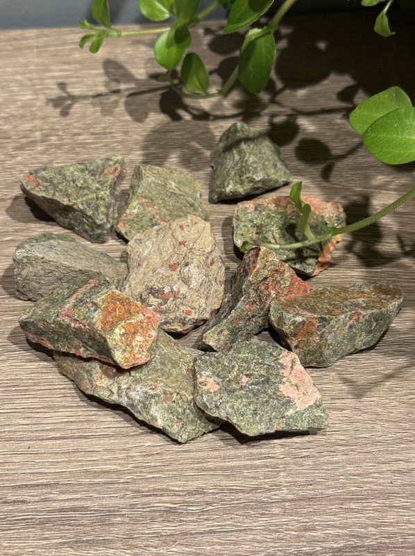 Unakitt råstein, ca 25g