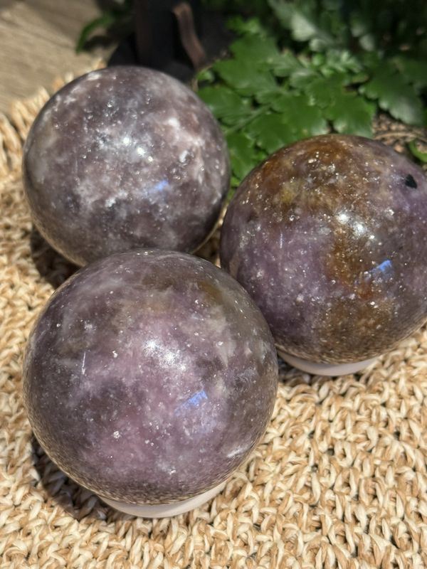 Lepidolitt kule 6-6,5cm